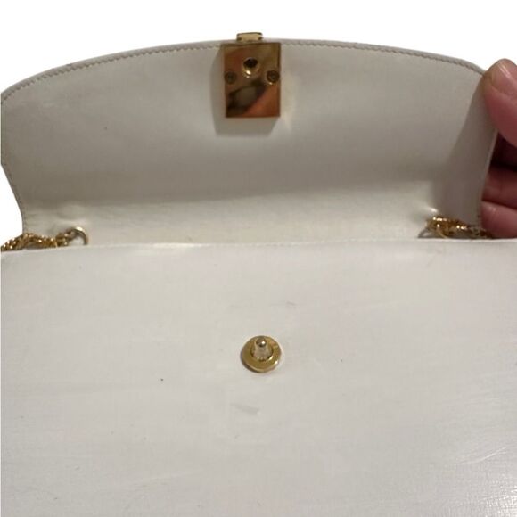 Gucci White and Gold Crossbody Bag with Flap Design - Picture 5 of 11